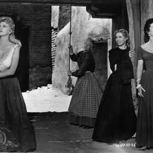 Still of Barbara Nichols, Sara Shane and Jean Willes in The King and Four Queens (1956)
