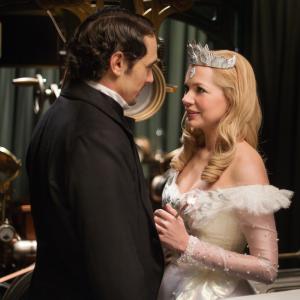 Still of James Franco and Michelle Williams in Ozas didis ir galingas 2013