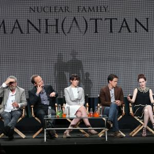 John Benjamin Hickey, Thomas Schlamme, Daniel Stern, Olivia Williams, Sam Shaw and Rachel Brosnahan at event of Manhattan (2014)