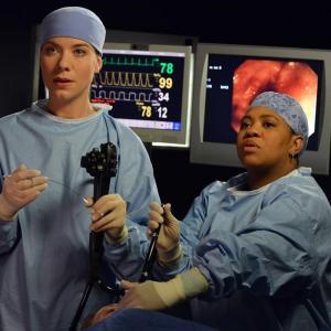 Still of Chandra Wilson and Tessa Ferrer in Grei anatomija (2005)