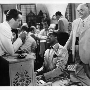 Still of Humphrey Bogart Sydney Greenstreet and Dooley Wilson in Kasablanka 1942