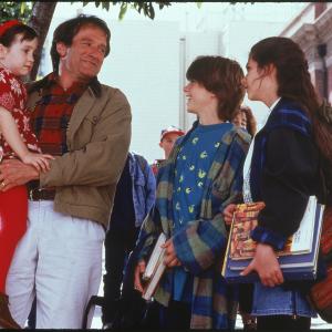 Still of Robin Williams Lisa Jakub Matthew Lawrence and Mara Wilson in Mrs Doubtfire 1993