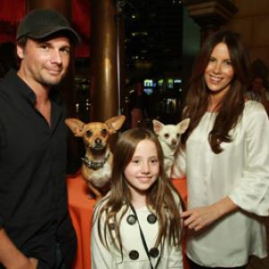 Kate Beckinsale Len Wiseman and Lily Mo Sheen at event of Cihuahua is Beverli Hilso 2008