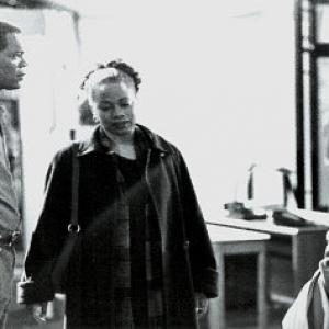 Danny Samuel L Jackson and his attorney Morewitz Gene Wolande face off as his wife Regina Taylor watches in THE NEGOTIATOR