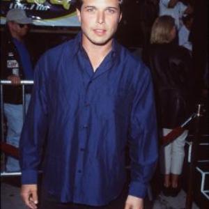 Scott Wolf at event of The X Files 1998