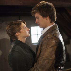 Still of Shailene Woodley and Ansel Elgort in Del musu likimo ir zvaigzdes kaltos 2014