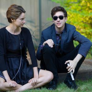 Still of Shailene Woodley and Nat Wolff in Del musu likimo ir zvaigzdes kaltos 2014