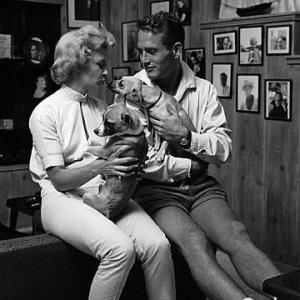 70-78 JOAN WOODWARD AND PAUL NEWMAN IN THEIR HOME,BEVERLY HILLS,CA.