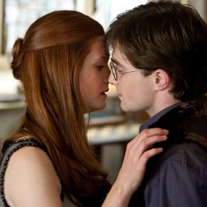 Still of Daniel Radcliffe and Bonnie Wright in Haris Poteris ir mirties relikvijos. 1 dalis (2010)