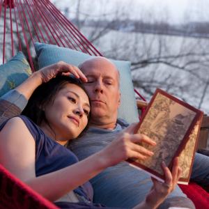 Still of Bruce Willis and Qing Xu in Laiko kilpa (2012)