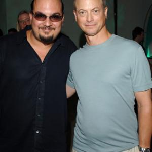 Gary Sinise and Anthony E Zuiker at event of CSI Niujorkas 2004
