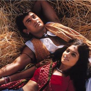 Still of Aamir Khan and Gracy Singh in Lagaan: Once Upon a Time in India (2001)