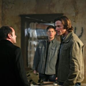 Still of Jensen Ackles Jared Padalecki and Mark Sheppard in Supernatural 2005