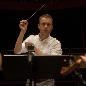 Federico Jusid conducting the Spanish National Television Orchestra for Isabel