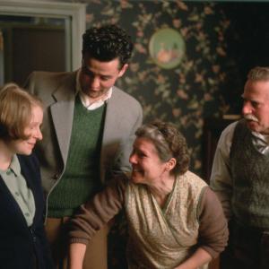Still of Imelda Staunton, Philip Davis, Daniel Mays and Alex Kelly in Vera Drake (2004)