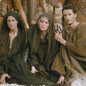 Still of Monica Bellucci, Maia Morgenstern and Christo Jivkov in The Passion of the Christ (2004)