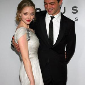 Dominic Cooper and Amanda Seyfried at event of The 66th Annual Golden Globe Awards 2009