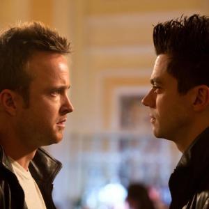 Still of Aaron Paul and Dominic Cooper in Need for Speed. Istroske greicio (2014)
