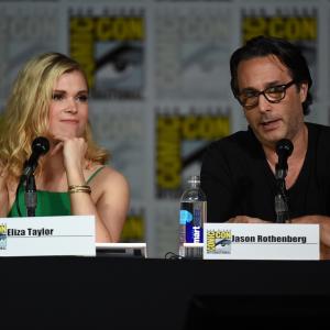 Jason Rothenberg and Eliza Taylor at event of The 100 2014