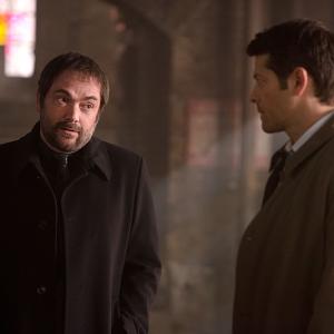 Still of Misha Collins and Mark Sheppard in Supernatural 2005