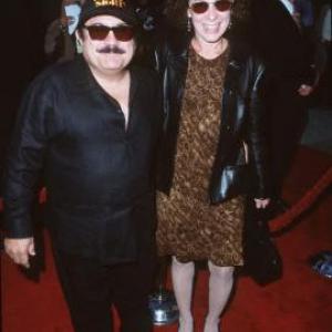 Danny DeVito and Rhea Perlman at event of Out of Sight 1998