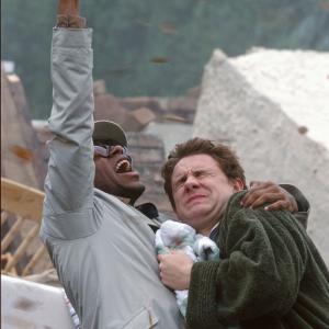 Still of Yasiin Bey and Martin Freeman in The Hitchhikers Guide to the Galaxy 2005