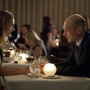 Still of Corey Stoll and Kristen Connolly in Kortu Namelis 2013