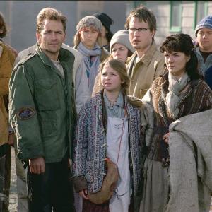 Still of Luke Perry, Gabrielle Miller, Kirsten Prout and Michael Eklund in Jeremiah (2002)