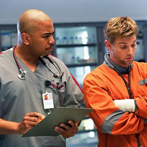 Still of Omar Gooding and Mike Vogel in Miami Medical (2010)