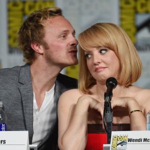 Wendi McLendon-Covey and David Anders