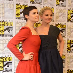 Ginnifer Goodwin and Jennifer Morrison at event of Once Upon a Time 2011