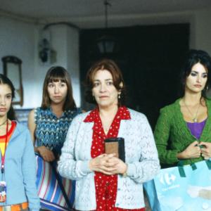 Still of Penélope Cruz, Yohana Cobo, Lola Dueñas and Carmen Maura in Volver (2006)