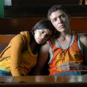 Still of Edgar Flores and Paulina Gaitan in Sin nombre 2009