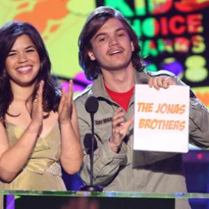 Emile Hirsch and America Ferrera at event of Nickelodeon Kids' Choice Awards 2008 (2008)