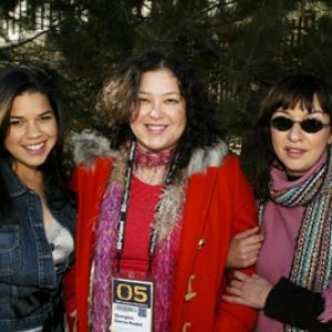 Elizabeth Peña, America Ferrera and Georgina Garcia Riedel at event of How the Garcia Girls Spent Their Summer (2005)