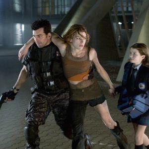 Still of Milla Jovovich Oded Fehr and Sophie Vavasseur in Absoliutus blogis 2 Apokalipse 2004
