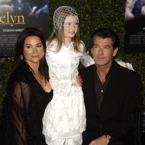 Pierce Brosnan Keely Shaye Smith and Sophie Vavasseur at event of Evelyn 2002