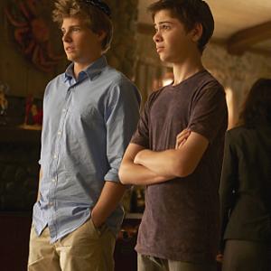 Still of Alexander Gould and Hunter Parrish in Weeds 2005