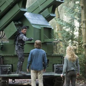 Still of Manu Bennett Stephen Amell and Caity Lotz in Strele 2012