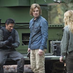 Still of Manu Bennett Stephen Amell and Caity Lotz in Strele 2012