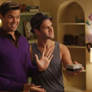 Still of Justin Bartha and Andrew Rannells in Nauja norma (2012)