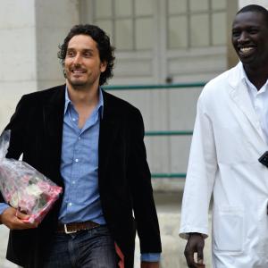 Still of Vincent Elbaz and Omar Sy in Tellement proches 2009