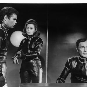Still of Norma Bengell and Barry Sullivan in Terrore nello spazio (1965)