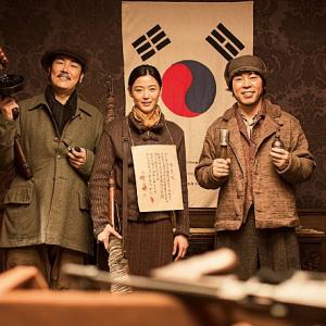 Still of Ji-hyun Jun, Duek-mun Choi and Jin-woong Jo in Assassination (2015)