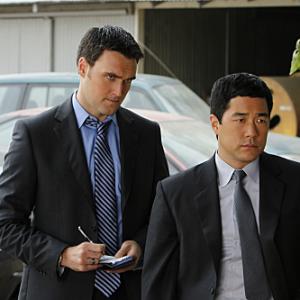 Still of Tim Kang and Owain Yeoman in Mentalistas 2008