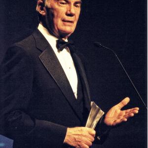 Sam Donaldson happily accepts the Ernie Pyle Journalism Award