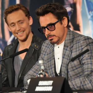 Robert Downey Jr and Tom Hiddleston at event of Kersytojai 2012