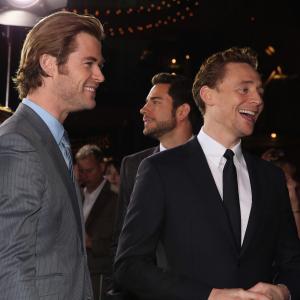 Tom Hiddleston and Chris Hemsworth at event of Toras Tamsos pasaulis 2013