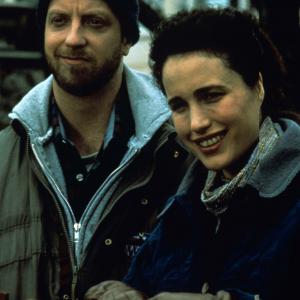 Still of Andie MacDowell and Chris Elliott in Svilpiko diena (1993)