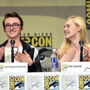 Elle Fanning and Isaac Hempstead Wright at event of Dezinukai (2014)